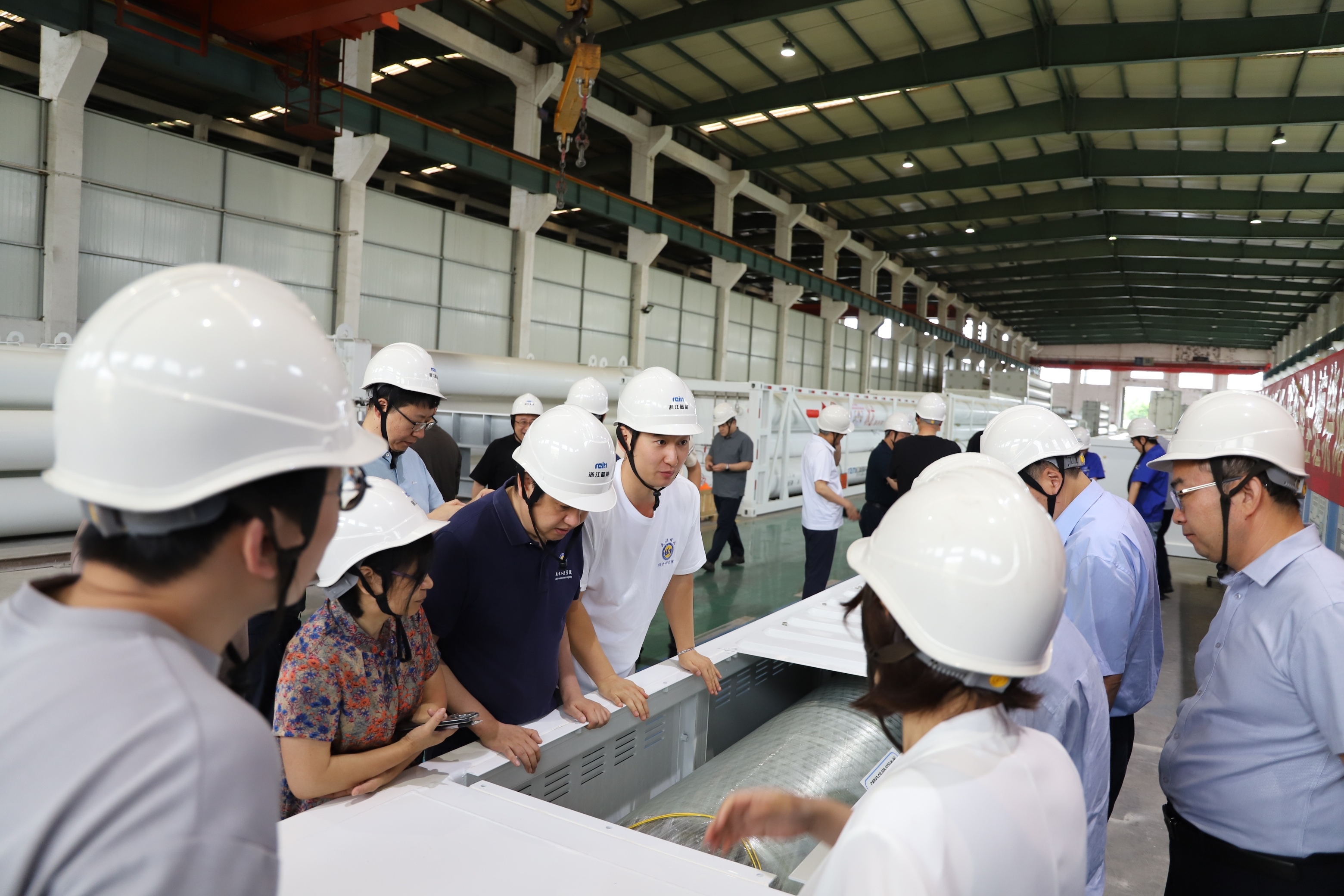 公司加氢站高压储氢容器项目顺利通过科技成果鉴定